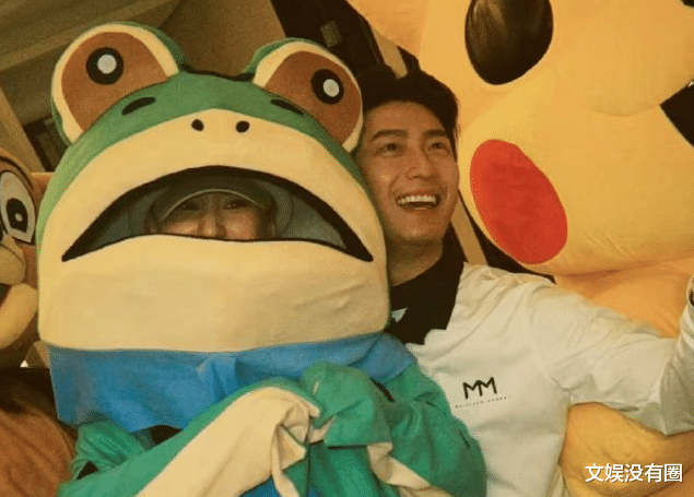 何超莲cos青蛙给窦骁庆生，两人亲密紧搂吹蜡烛，婚变谣言不攻自破