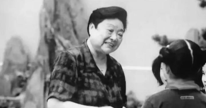 吴佩芳逝世，她的事迹曾被改编成沪剧《鸡毛飞上天》