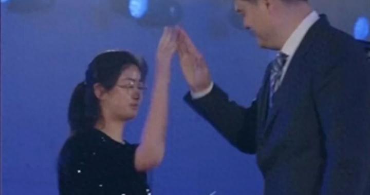 姚明携15岁女儿姚沁蕾亮相，1米9的女儿身高出众，一口流利英语为爸爸担任现场翻译