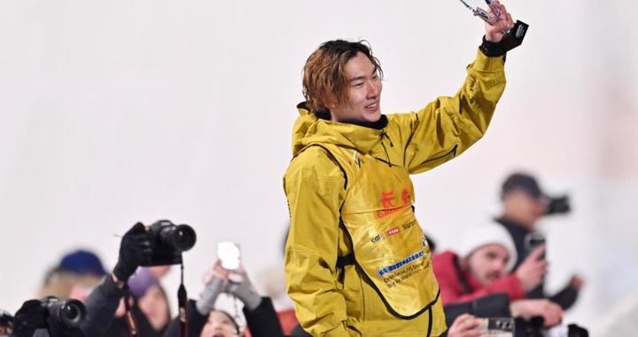 吉林小伙苏翊鸣获得2025-2026赛季单板滑雪大跳台世界杯总冠军