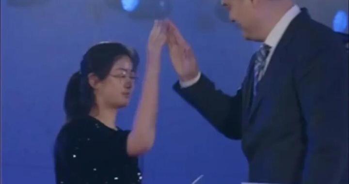 姚明携15岁女儿姚沁蕾亮相，1米9的女儿沉稳大方，一口流利英语为爸爸担任翻译