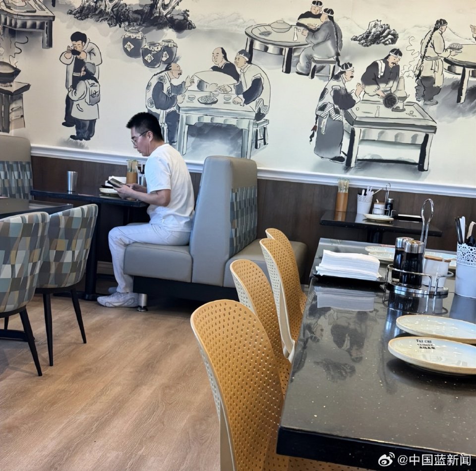 许亚军被曝在美国，此前有网友爆料，其疑似现身何晴追悼会