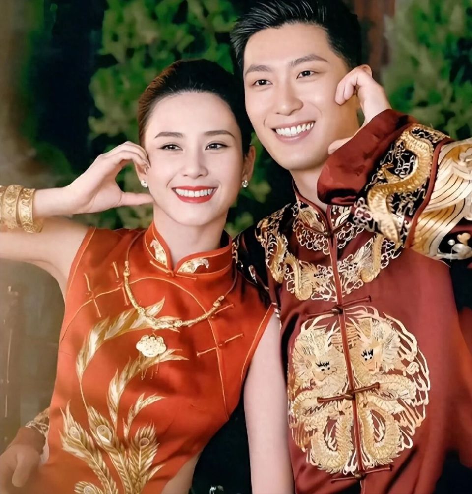 何超莲扮成青蛙为窦骁庆生，眼神暴露她超爱的，曾被爆料正在备孕