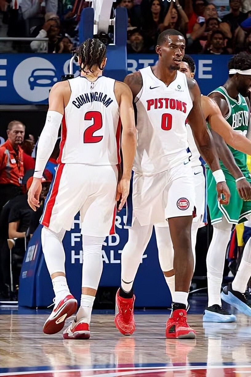 12分大逆转，活塞7分险胜绿军！康宁汉姆32+10怒吼庆祝，布朗空砍34分