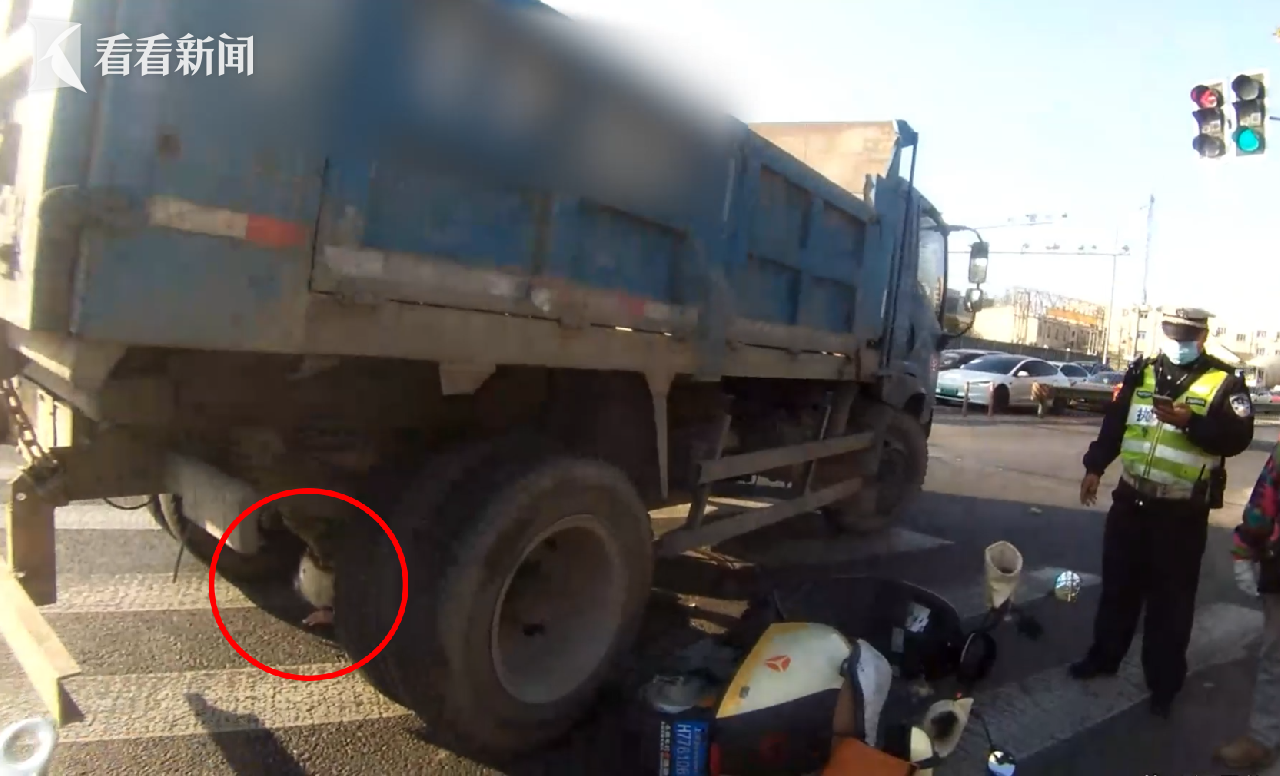 幸好戴了头盔！女子被卡车碾过头部头盔保住性命