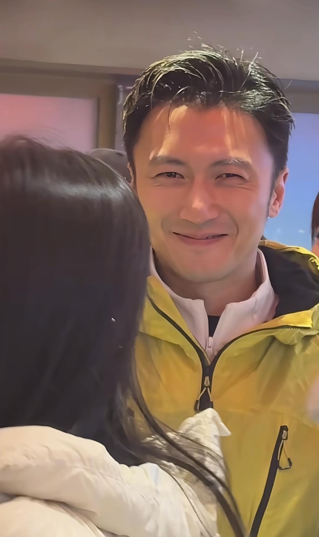 谢霆锋现身哈尔滨铁锅炖餐饮店，店员：本人很帅也很有亲和力，还与顾客打招呼合影