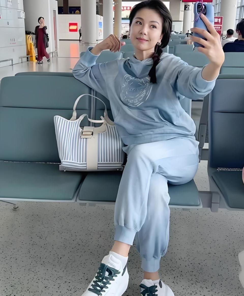 刘涛换了新发型显小10岁，穿连帽卫衣配牛仔裤，时髦又显嫩！