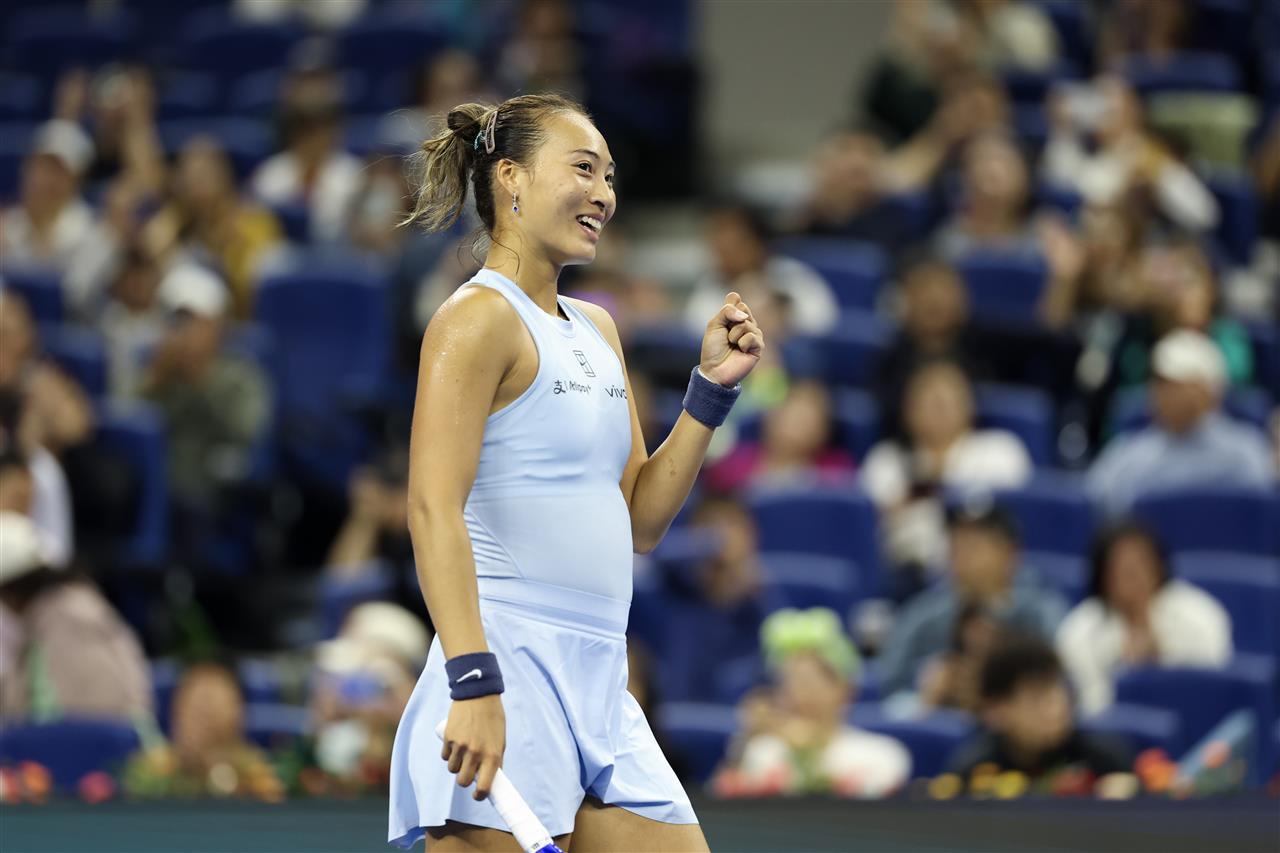 WTA公布年度大奖，郑钦文蝉联人气女王，萨巴伦卡喜封年度最佳