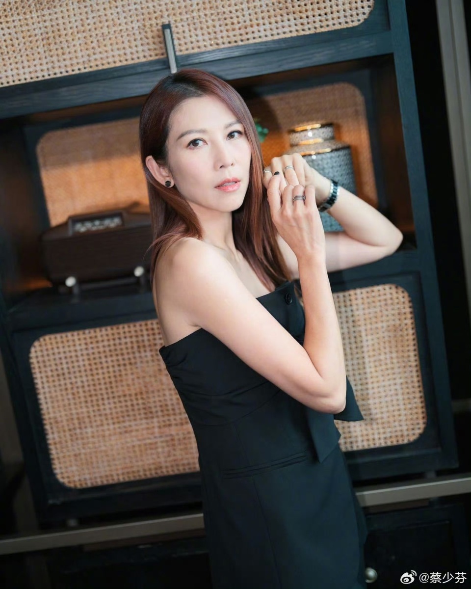 知名港星真实状态曝光！年过半百近乎零皱纹，逛商场专挑打折店