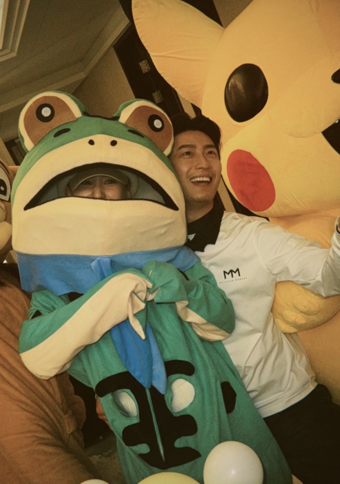 “赌王千金”何超莲扮成青蛙给窦骁庆生