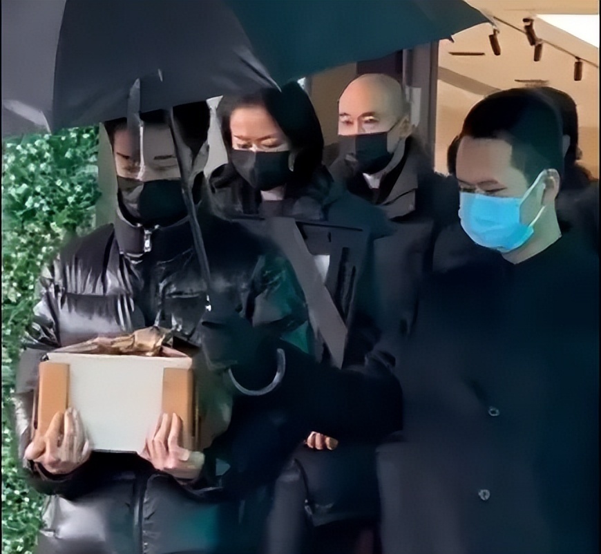 许亚军现身美国！打扮精致与小儿子聚餐，不出席前妻丧礼被骂冷血