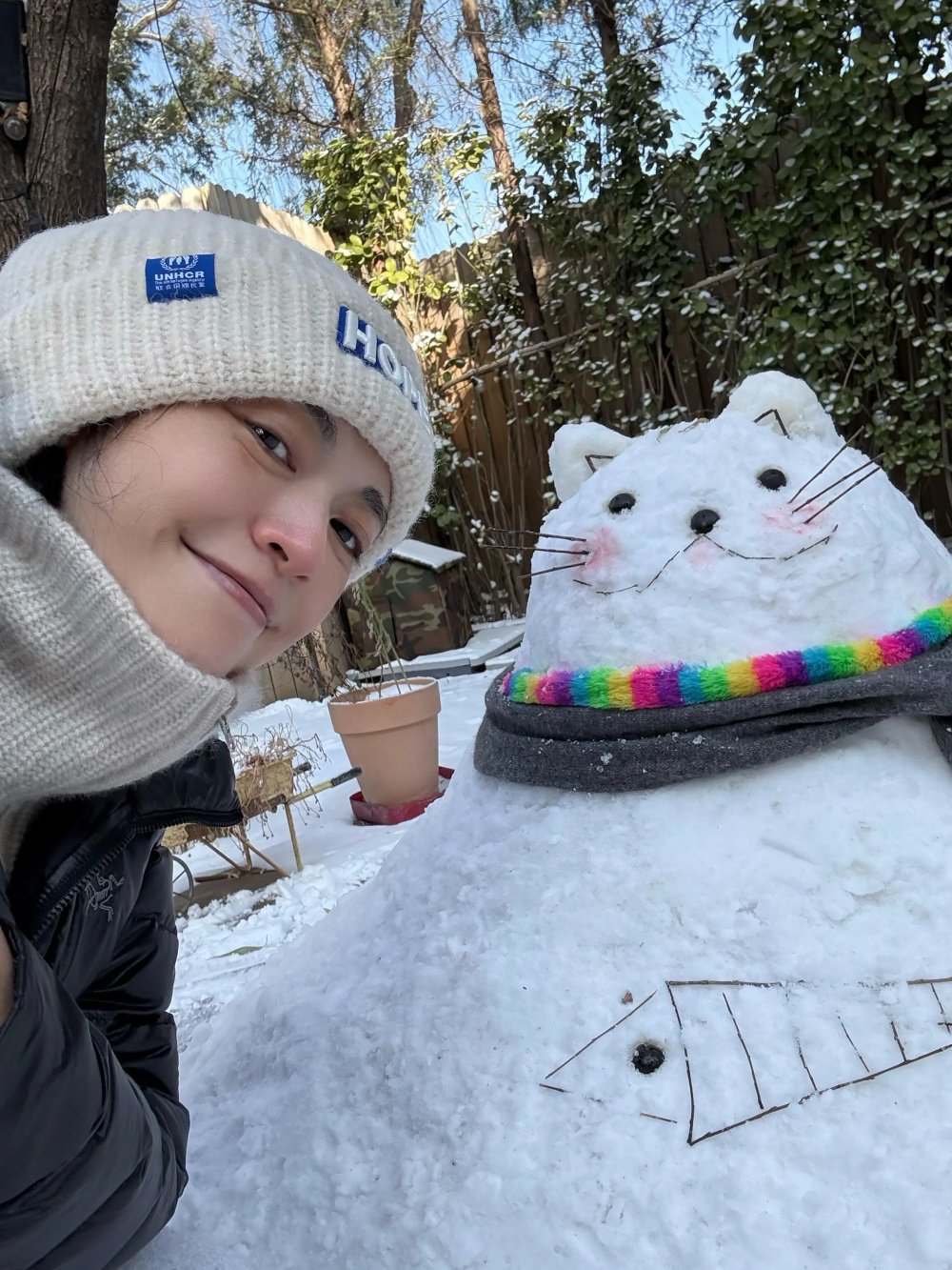 姚晨和儿子在别墅院子堆雪人，12岁土豆帅气出镜，嘴巴很像妈妈