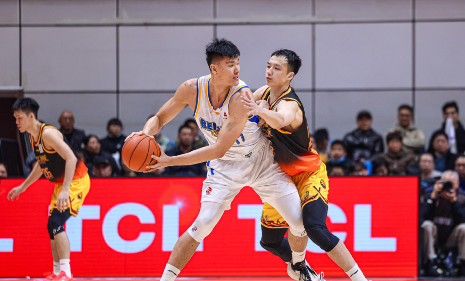 范子铭替补出场5中1全场2+2 他的顶薪合同还剩两年