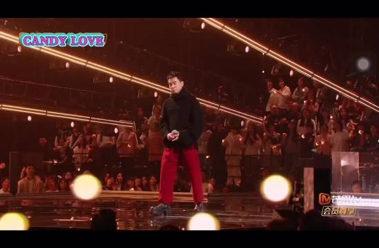 陈小春现场献唱《相依为命》引观众欢呼