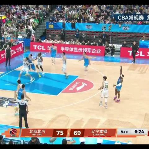 拉都拉不住啊！杨鸣指导这被气得不轻！最后离场前与队员逐个击掌！