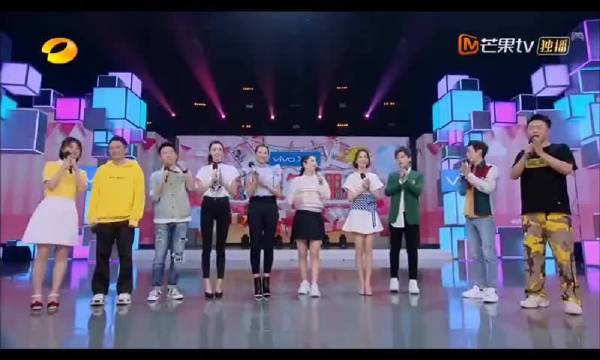 谢娜和蔡少芬关系真好，在舞台上都追逐打闹了