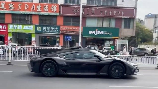 网友拍到第二台AMG ONE上路行驶，F1声浪高度还原
