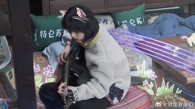 张子枫吉他弹唱，声音干净清澈，好听极了！