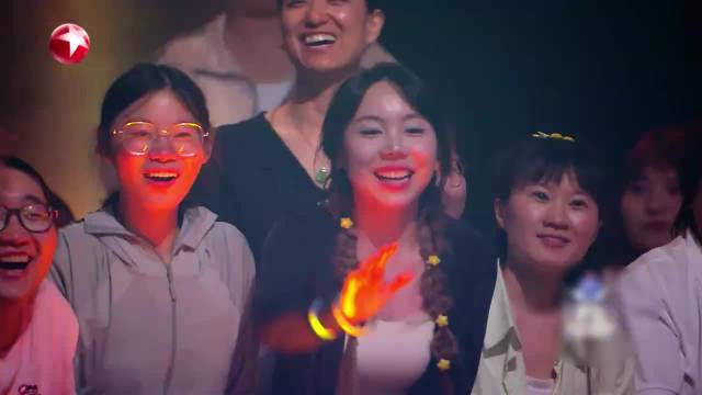 刘宇宁学陈丽君“舞笛子”有模有样，不愧是“古风”机