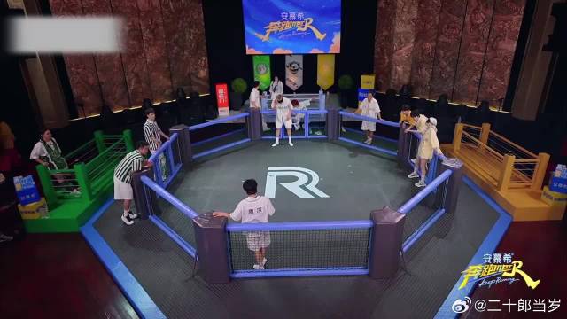 周深：给个痛快吧，被郭艾伦拉着满场拖拽，脸都憋红了