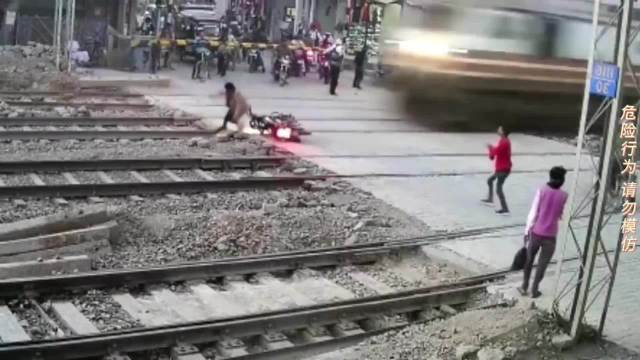 印度男子骑摩托与火车抢道险酿事故