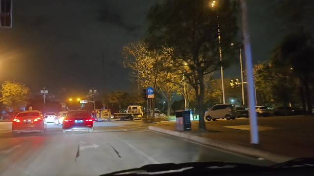 五菱车与大型车相撞致后者侧翻仅受轻伤