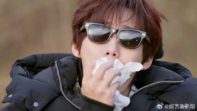 张真源玩传词游戏笑点拉满！ 王楚然被逗的合不拢嘴，笑疯