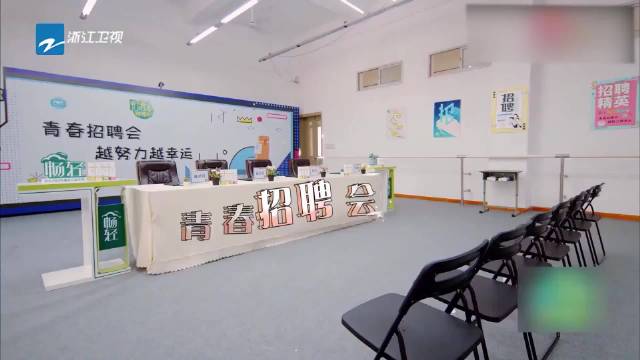 鞠婧祎因太瘦，裙子还要用曲别针折住，刷新了贾玲的世界观！