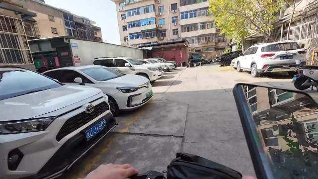 外卖届来了个成龙，外卖小哥这么卷吗