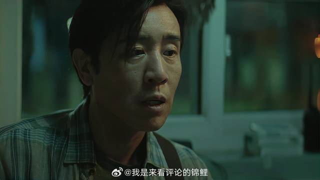 父亲帮儿子写文章 想让儿子快速出名，怎料被保安看穿