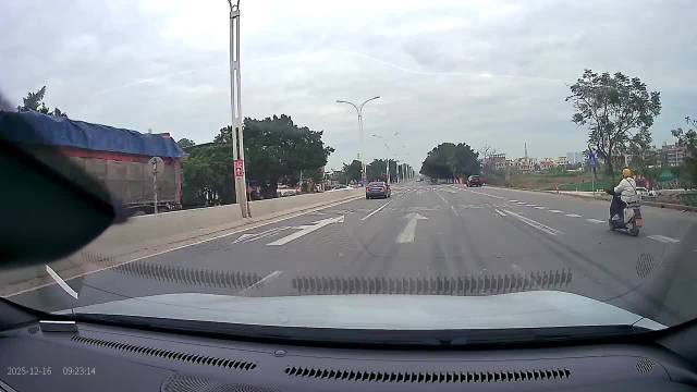 短短一分钟时间，除了视频车没有一辆车跟着等红灯，司机停在路口仿佛是个另类