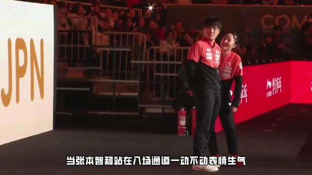 张本智和开赛前生气！名字被叫错不愿意入场，妹妹笑着哄他才解决 张本智和