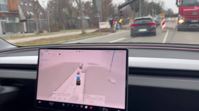 特斯拉FSD监督版欧洲试驾启动，数据闭环体系下地区适配成关键