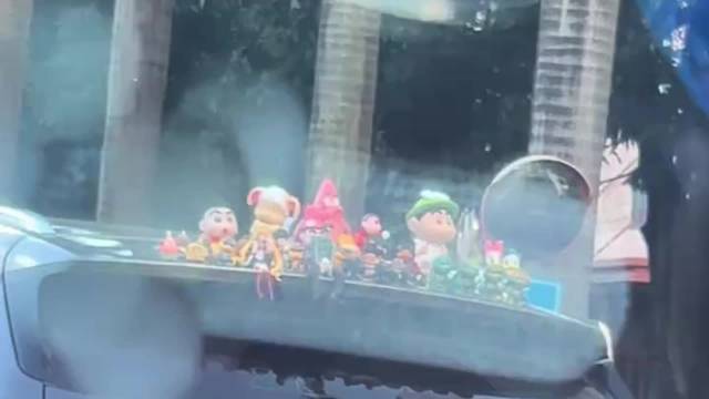 玉林一新能源suv车顶尾部贴一排小玩偶