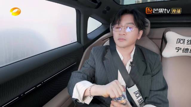 年少成名给苏有朋带来彷徨，出生在很典型的东方家庭，不曾被夸奖