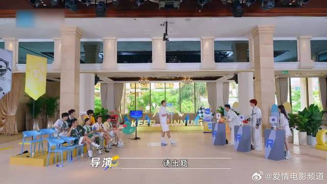 李晨郭艾伦挨个答题，气球突然爆炸太吓人，直接被炸倒了