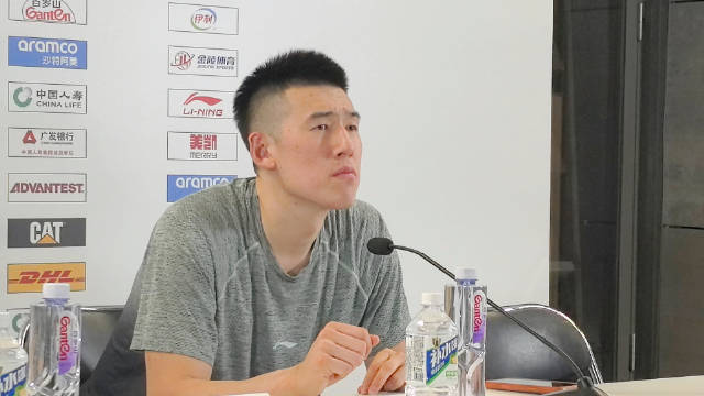 感谢现场球迷对球队的支持