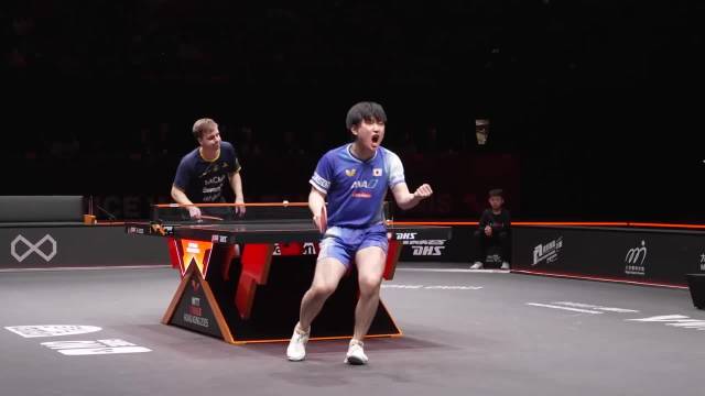 张本智和颁奖典礼与教练队友父亲分享喜悦