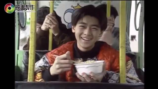 17岁的林志颖过山车上吃泡面，真是偶像圣体