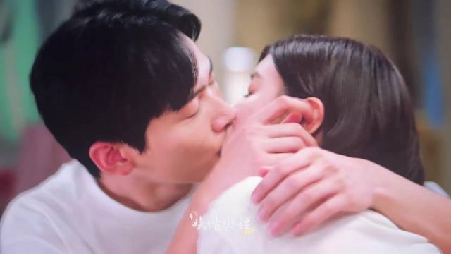 李雾岑妗沙发接吻引热议