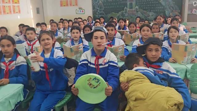 网友：这是全网最大的一台载人拖拉机