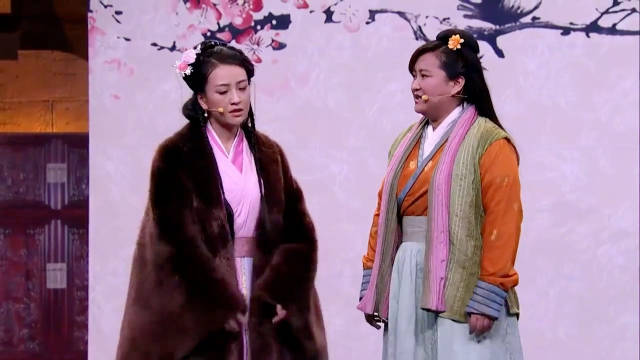 小品：贾玲碰瓷没人扶，路人：我怕扶不动！自己多重心里没点数吗