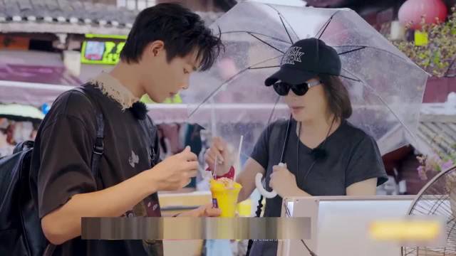 看到刘嘉玲柯淳同吃芒果冰浆，才懂了洁癖难搞是对她最大的误解