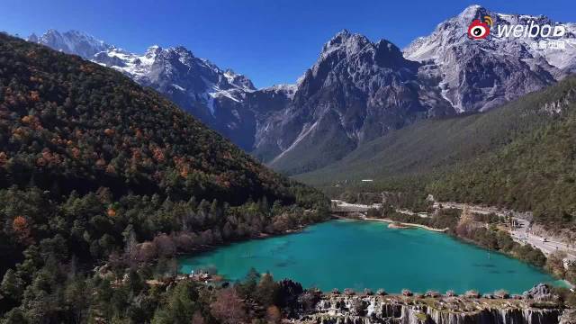 丽江冬日河水如蓝宝石项链与玉龙雪山辉映