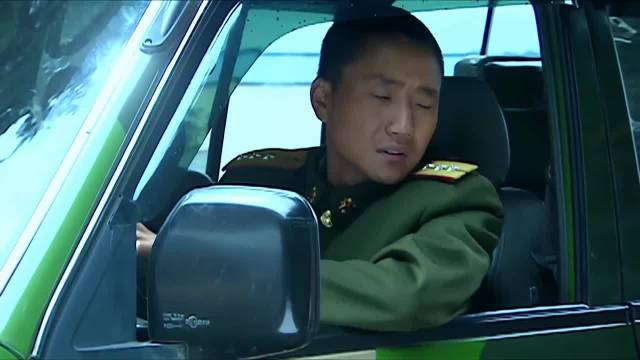 许三多送八倍镜为成才送行