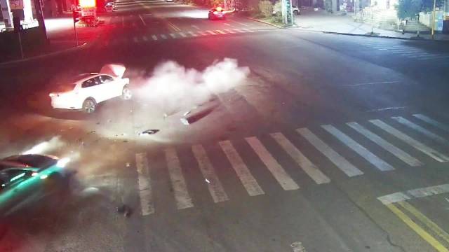 闯红灯酿事故 守法行车莫侥幸