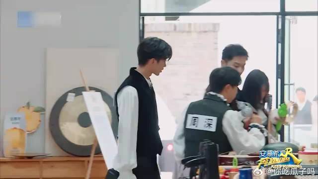 烧饼健身没白健，直接徒手拿六个大型乐器，简直不要太猛