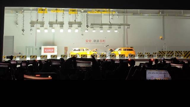 吉利全球全域安全中心启动，领克900以100km/h对撞测试