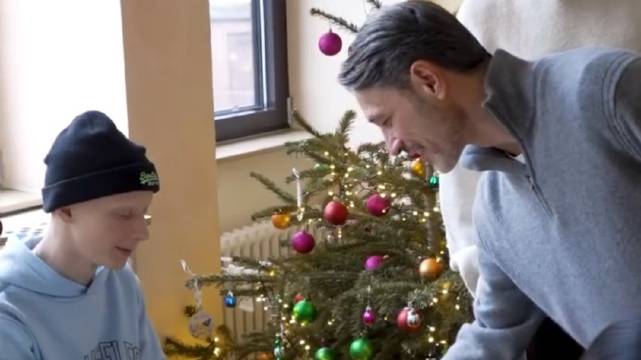 对孩子而言，最弥足珍贵的圣诞礼物！ 为他们点亮无尽的欢喜！