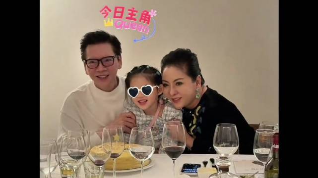 向太一家为向华强庆生， 抱孙女合照笑容满面，向佐打扮清爽帅气！